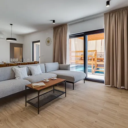 Alba Zadarvillas *